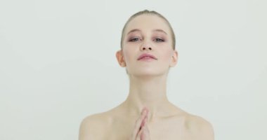 sağlıklı bir cilt ile büyüleyici kız