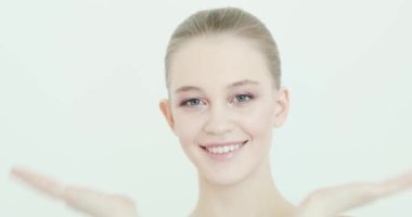 Gülümseyen tatlı kız