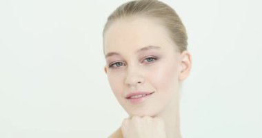 genç kızdan hava öpücüğü