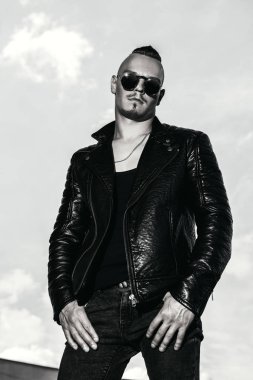 acımasız yakışıklı adam