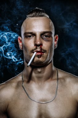 genç adam Sigara