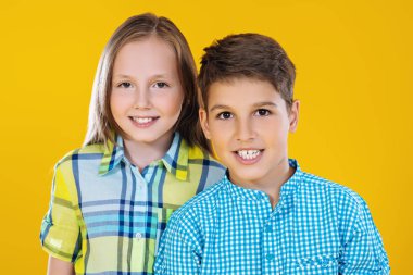 gülümseyen mutlu çocuklar