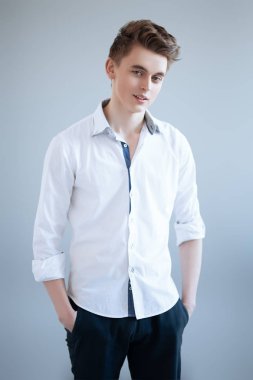 gömlek genç adam