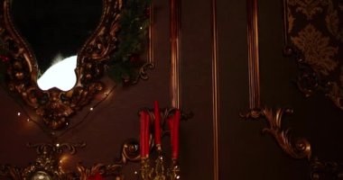 Panorama bir Noel ağacı ve bir şömine ile Noel Noel Baba oda için dekore edilmiştir. Santa bir battaniye ile kaplı sandalyede oturuyor ve liste iyi kız ve erkek ile kağıt kaydırma okuyor.