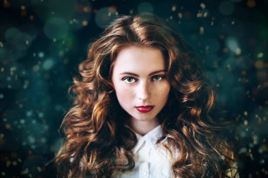 kafada doğal bukleler