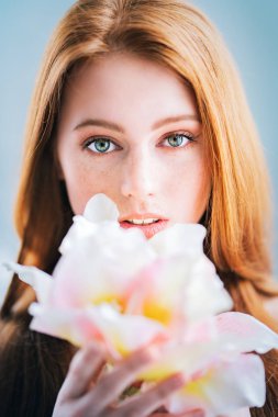 güzellik elinde narin çiçek