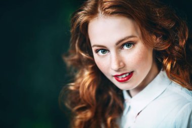 kırmızı bukleler ile büyüleyici güzellik