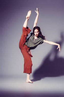 joven hermosa expresiva