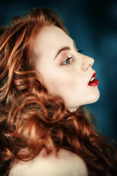 soluk kırmızı kız profili