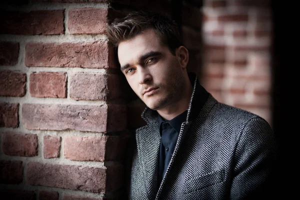 Kendine güvenen delikanlı