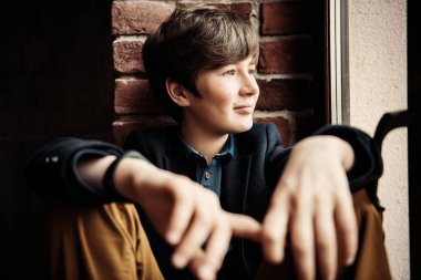 gülümseyen genç çocuk