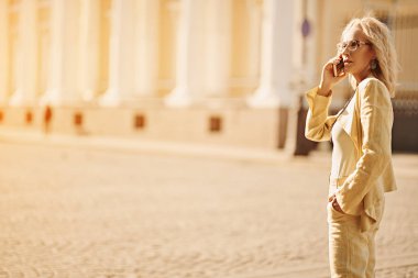 cep telefonunuzda konuşuyor