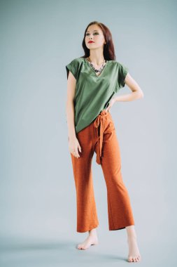 Kendine güvenen genç bayan