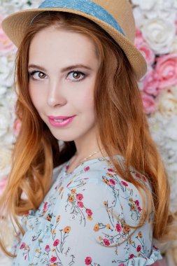 Gülümseyen güzel kız