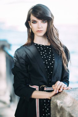 nehir kenarında yürümek