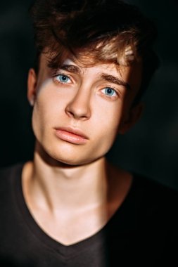 Yakışıklı genç adam.