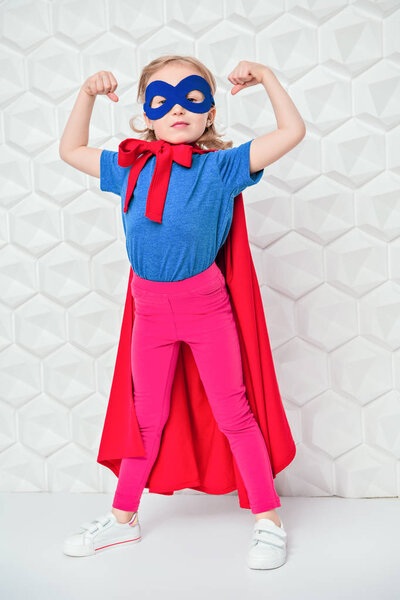 супергерой в маске
