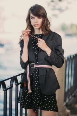 çekici genç bir kadın