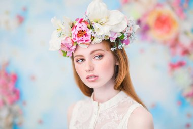 kafasına harika çelenk