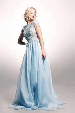 büyüleyici sarışın model