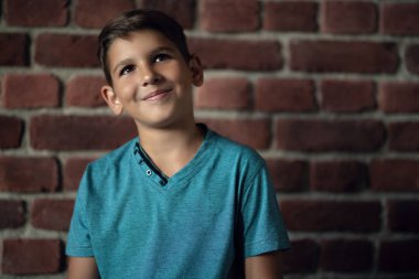 gülümseyen genç çocuk