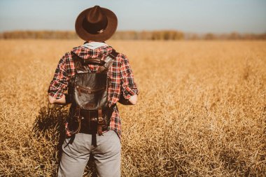 sırt çantası ile kamp
