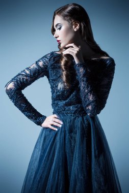 zarif koyu saçlı bayan