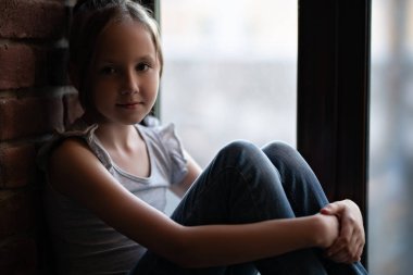 Düşünceli sevimli kız