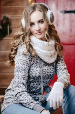 kulaklıklı sarışın