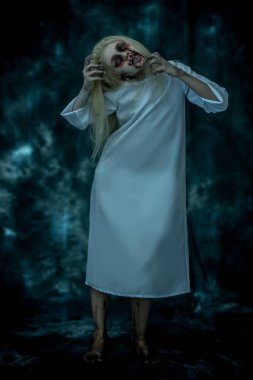 genç zombi kız