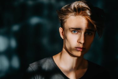 genç iyi görünümlü adam