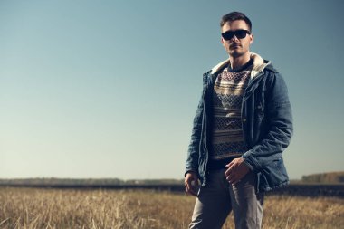 Yakışıklı acımasız adam