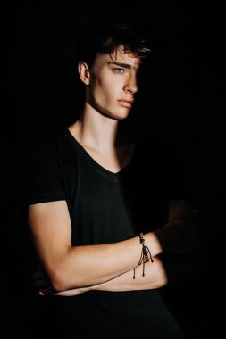 iyi görünümlü genç adam