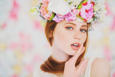 büyüleyici kızıl saçlı kız