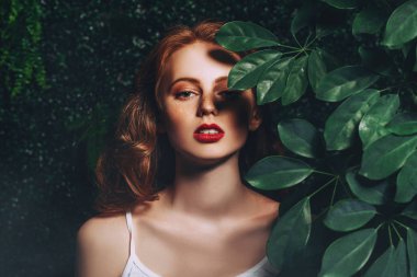 yeşil yaprakları ile bayan