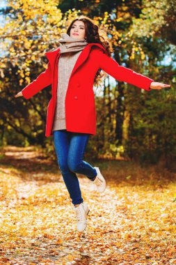 sonbahar ormanında atlama