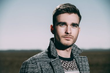 acımasız yakışıklı adam