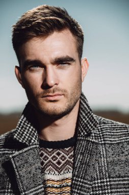 güçlü yakışıklı adam