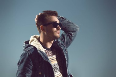 Yakışıklı acımasız adam