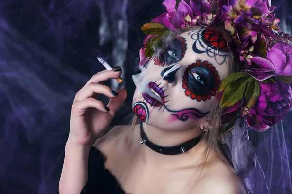 sigaret ile siyah elbise