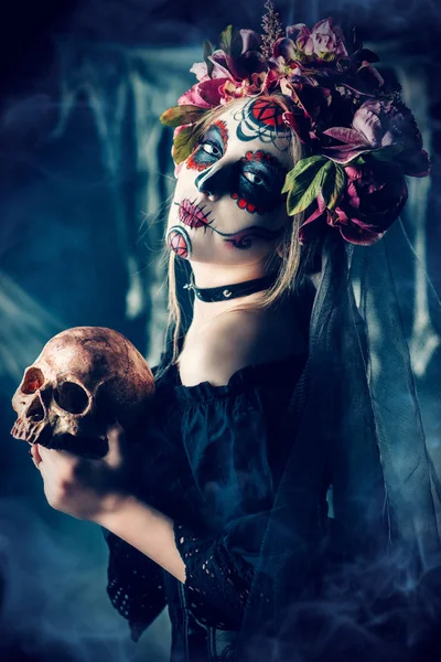 kafatası ile ölü kız