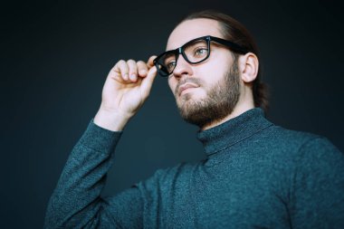 düşünceli ciddi adam