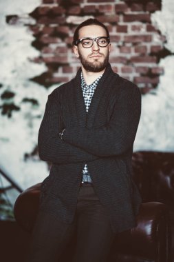 dalgın yakışıklı adam