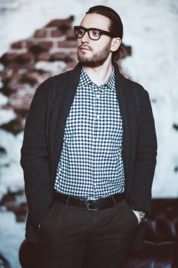 şık yakışıklı adam