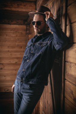 yakışıklı kendine güvenen adam