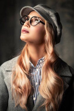 sevimli sarışın kadın