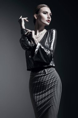 kendine güvenen çekici bayan