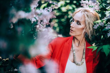 çekici yaşlı kadın