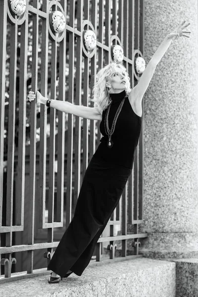 Etkin yaşlı kadın