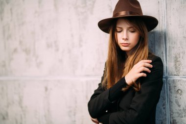 şapkalı dalgın kız